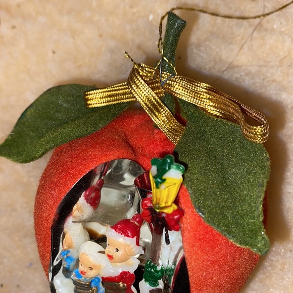 Vintage velvet apple ornament with carolers. From 50/60’s era - Picture 8 of 9